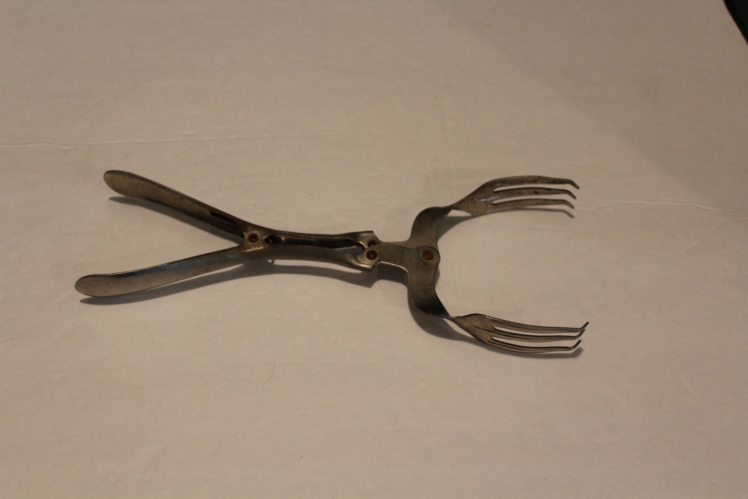Vintage Spring-Loaded Salad Tongs Primitive by vintagekitchenhome