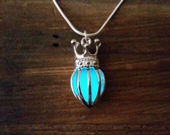 Glowing Crown Necklace, Glow in the Dark Necklace, Hearth with Crown Necklace, Descendants Evie Necklace, Queen of Hearts, LARP, Cosplay