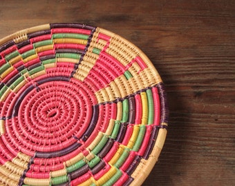 vintage 80's handwoven basket // graphic basket // handwoven plate // vintage raffia plate