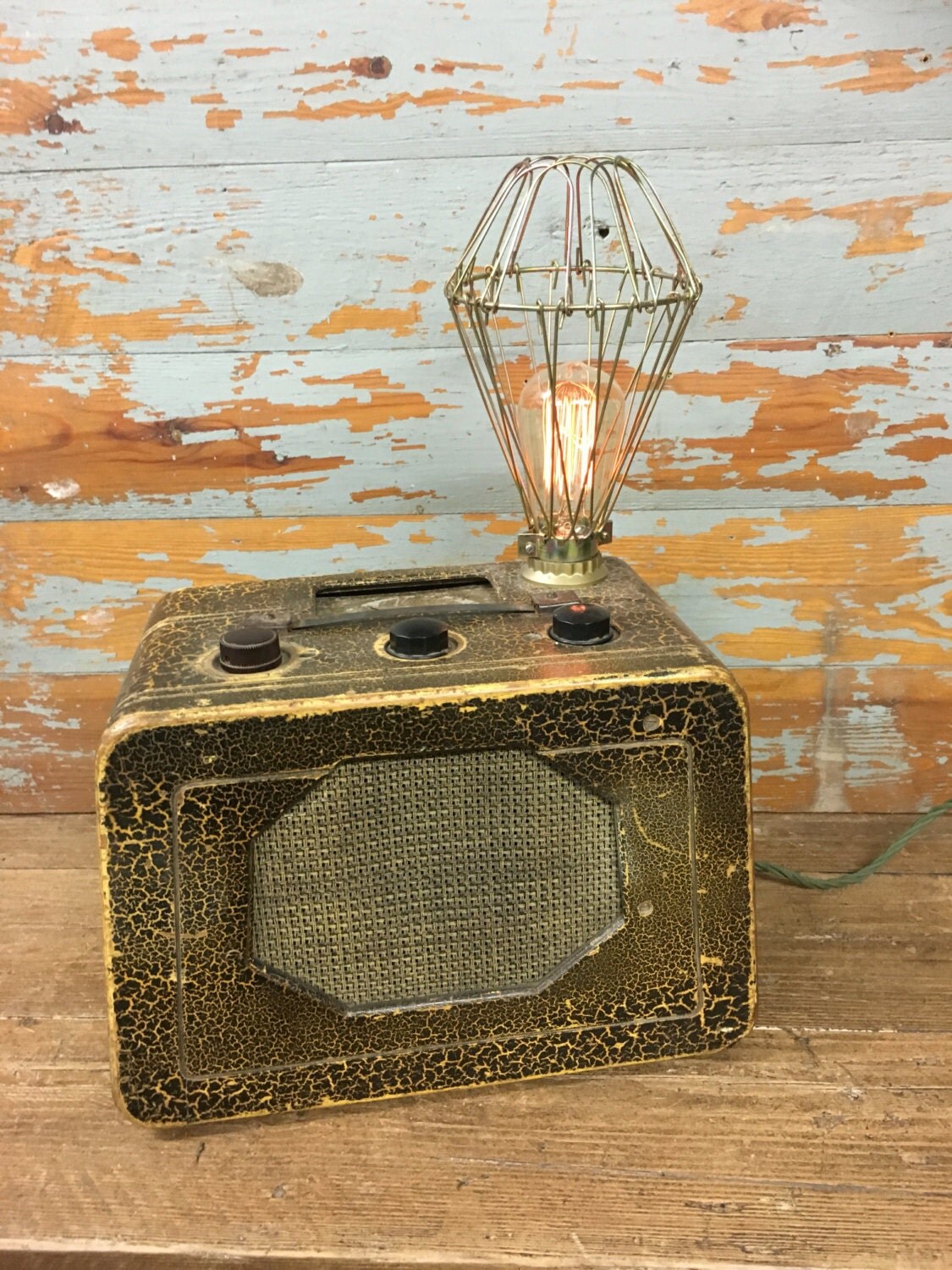 Vintage radio table lamp with radoi valve style bulb