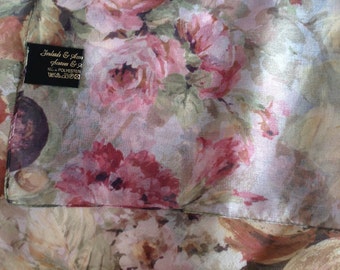 Scarf with a touch of romance and shabby chic,
