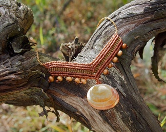 Kette mit Holperlen und Muschel