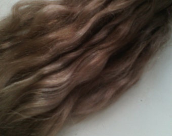 Mohair Premium para pelo de la muñeca. El color es marrón. Longitud de 23 a 26 cm o pulgadas 9-10.