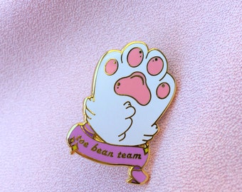 White kitty paw - Toe bean team- Hard enamel pin