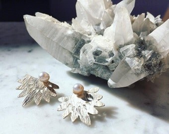 Boucles d'oreilles argent sterling derriere le lobe, perle naturelle devant