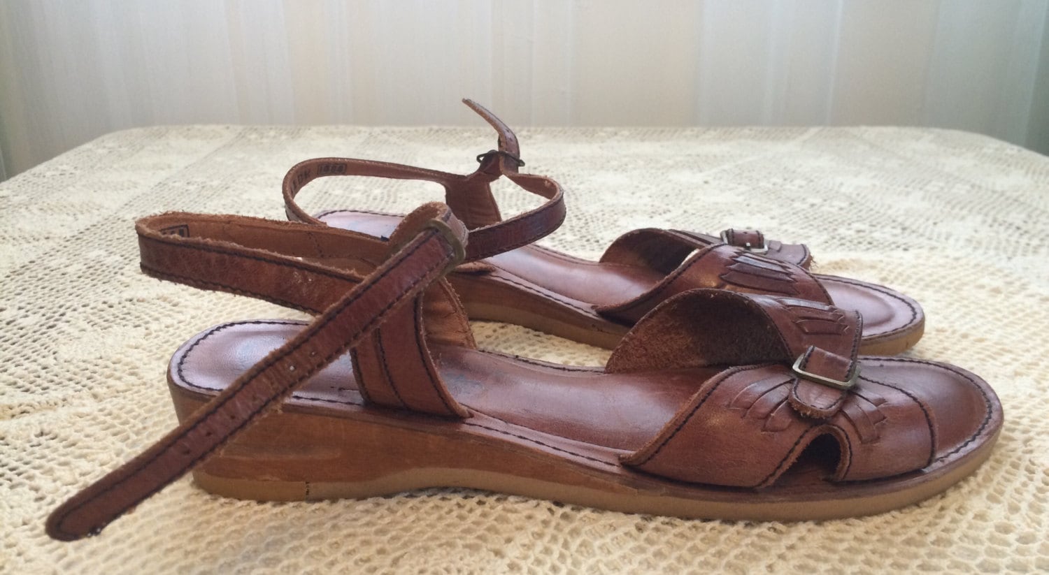 CHIC 70s 80s Vintage Thom McAn Woven brown Leather Sandals