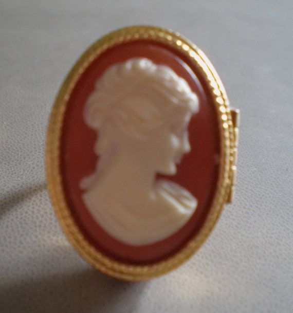 Vintage Avon Perfume Locket Gold Tone Cameo Ring by bethvilkas50