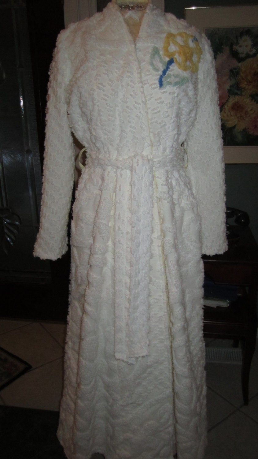 Item 42 / Chenille Glamour Girl Bath Robe / Retro Vintage