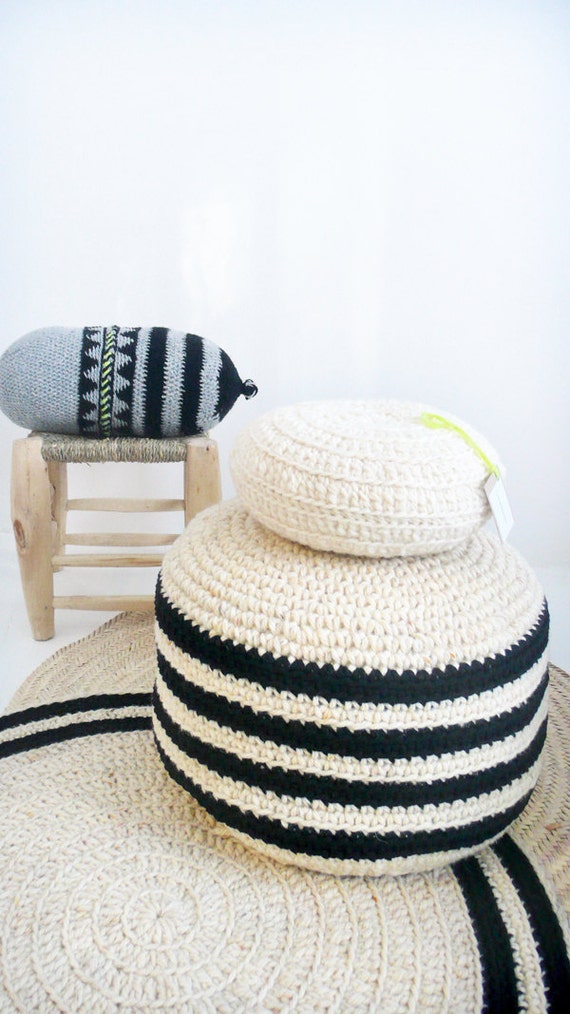 Crochet lana gruesa pouf Natural sin teñir y negros rayas