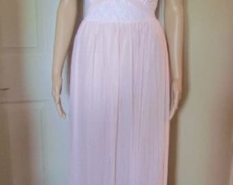 Gorgeous Vintage LACY PINK NEGLIGEE, Nightgown, Peignoir Pleated Wide Sweep Sz 34 L / XLarge Mint Condition