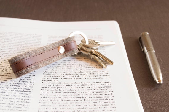 Felt and leather KEYCHAIN, key holder, key fob, grey and brown, wool felt, handmade, made in Italy