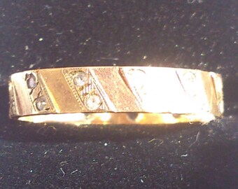 Beautiful vintage diamante 9ct gold band ring