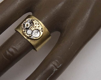 Bague Chevalière " mécanisme de montre ancienne" et petits rubis homme ou femme
