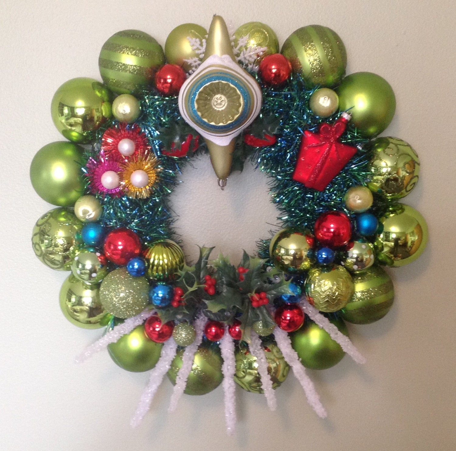 Mid century modern Christmas ornament wreath.