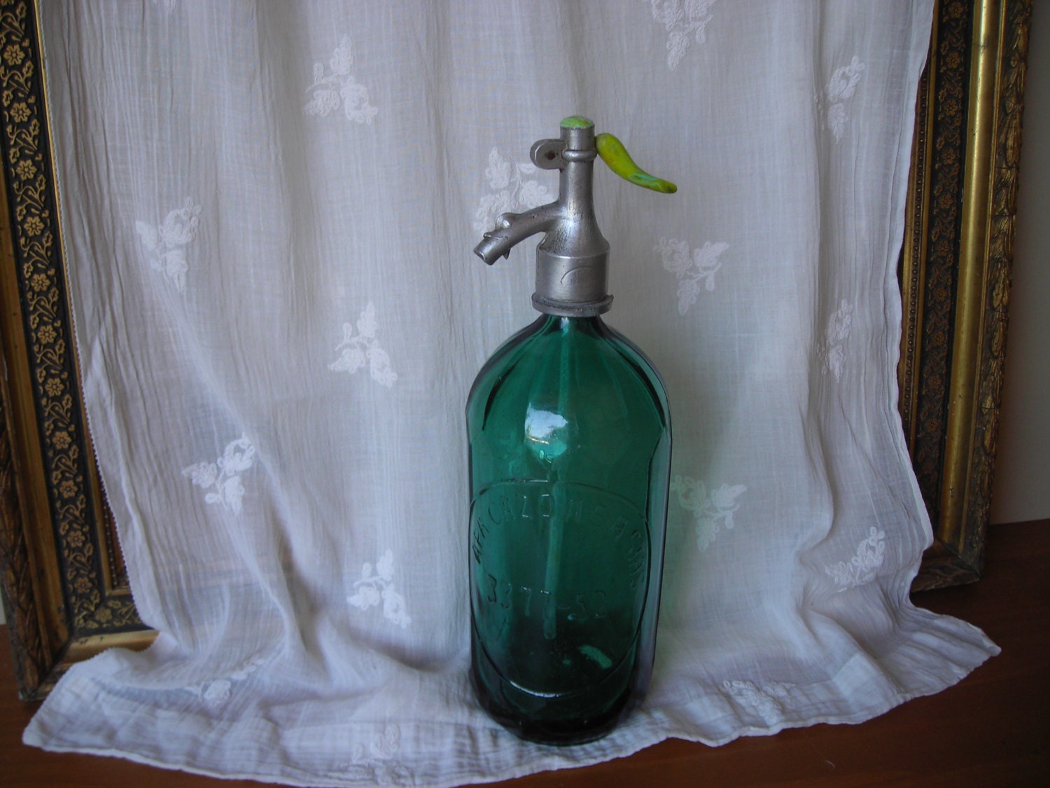 Sifón de soda vintage. Sifón de vidrio verde de la década de