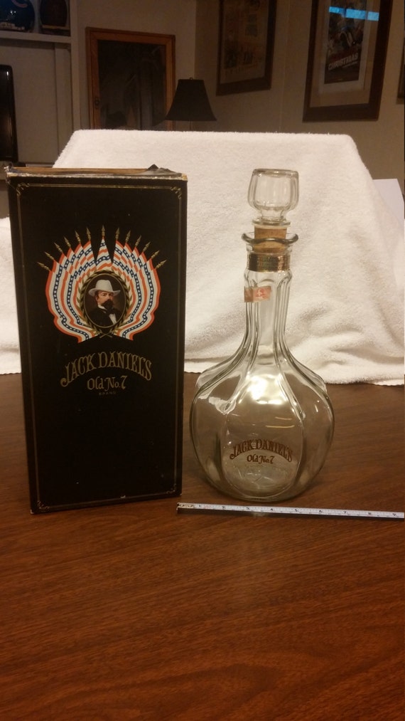 Vintage 1.75 liter Jack Daniels glass Decanter Bottle with box