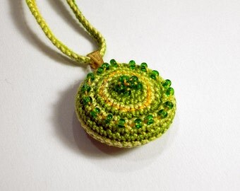 Pendant necklace crochet green melange with beads - Collana con pendente a maglia bassa ricamato con perline