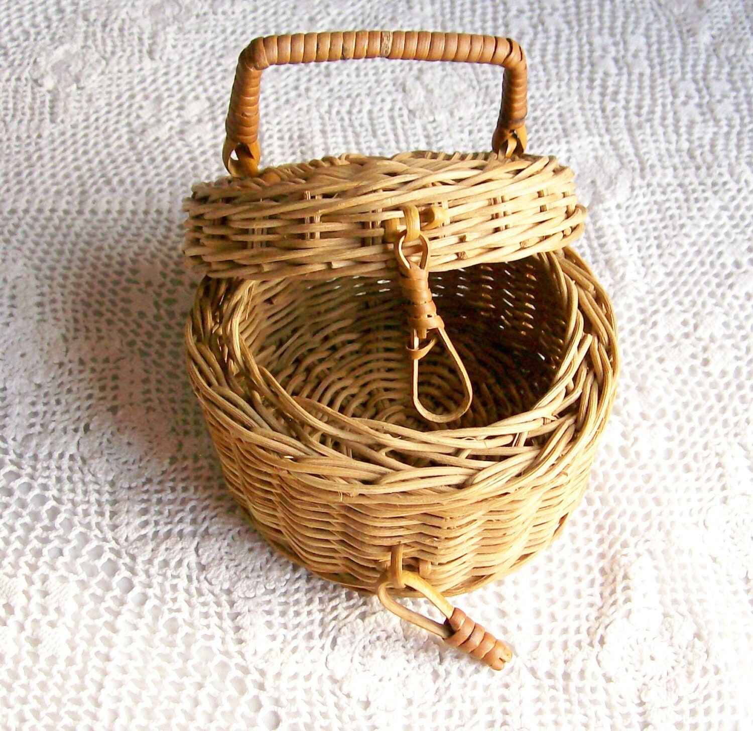 Small Wicker Basket w/Lid Vintage Storage Cottage Home Decor Haute Juice