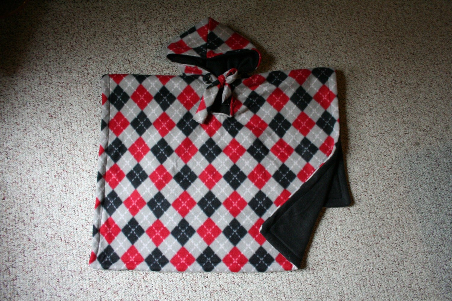 Car seat Poncho reversible for Toddlers Argyle Plaid Black Red