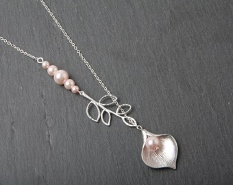Bridesmaid calla lily necklace, pink pearl necklace, pink calla wedding jewelry, bridal necklace, bridesmaid gift, maid of honor gift