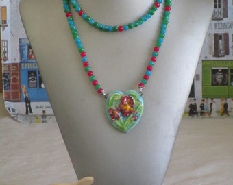 Ravissant collier plastron en perles de verre et médaillon argile "hippie chic"