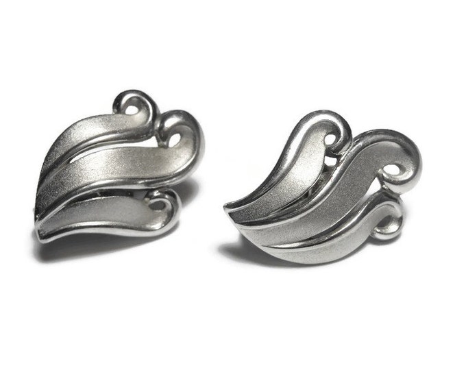 Crown Trifari earrings 1950s early 60s, silver wave clip earrings, brushed silver with glossy silver edges, subtle sophistication