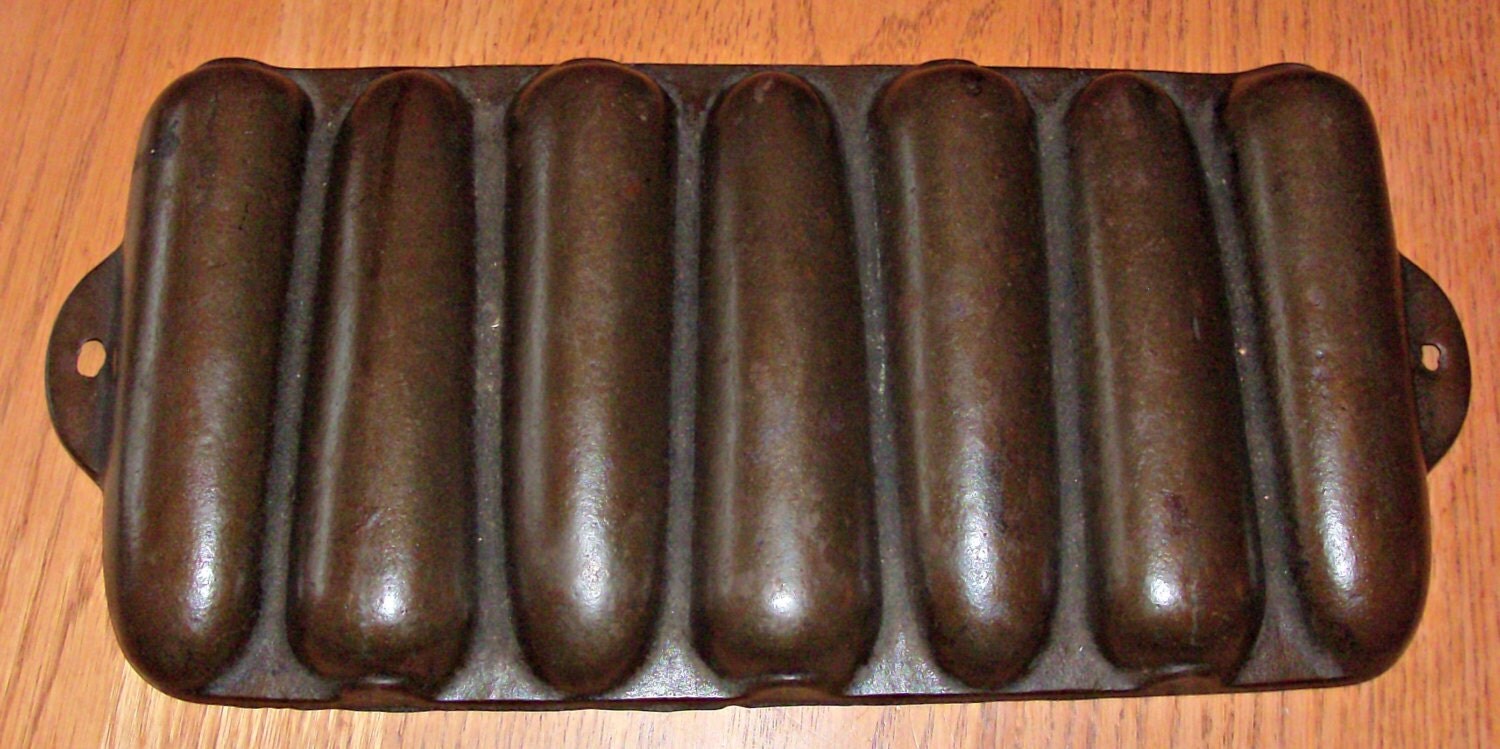 vintage-cast-iron-corn-bread-baking-pan