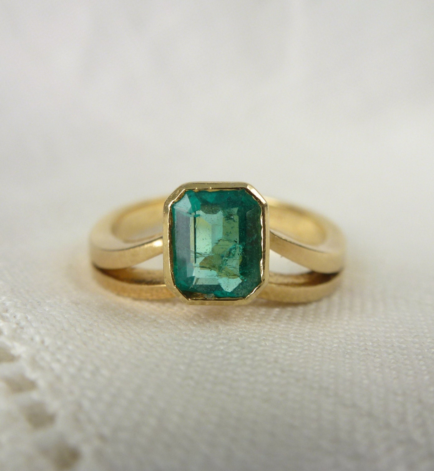 A Bright Natural Emerald in an 18kt Yellow Gold Unique