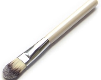 Mask Applicator Brush / Pearl White / Vegan / Wooden / Nylon / Taklon / Fiber Brush / Foundation Brush