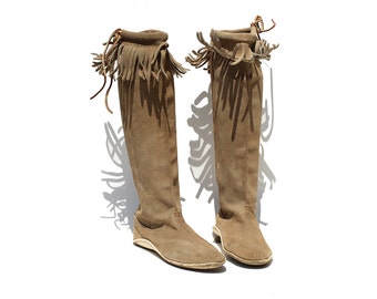 Vintage Alexandria Beige Suede Leather Moccasin Boots / size 6.5