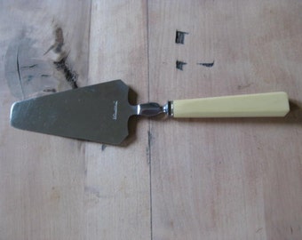French vintage cake shovel in inox with ivory colored handle.