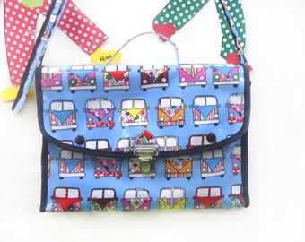 Petit cartable pour enfant en toile cirée à porter sur l’épaule . .Petit sac maternelle