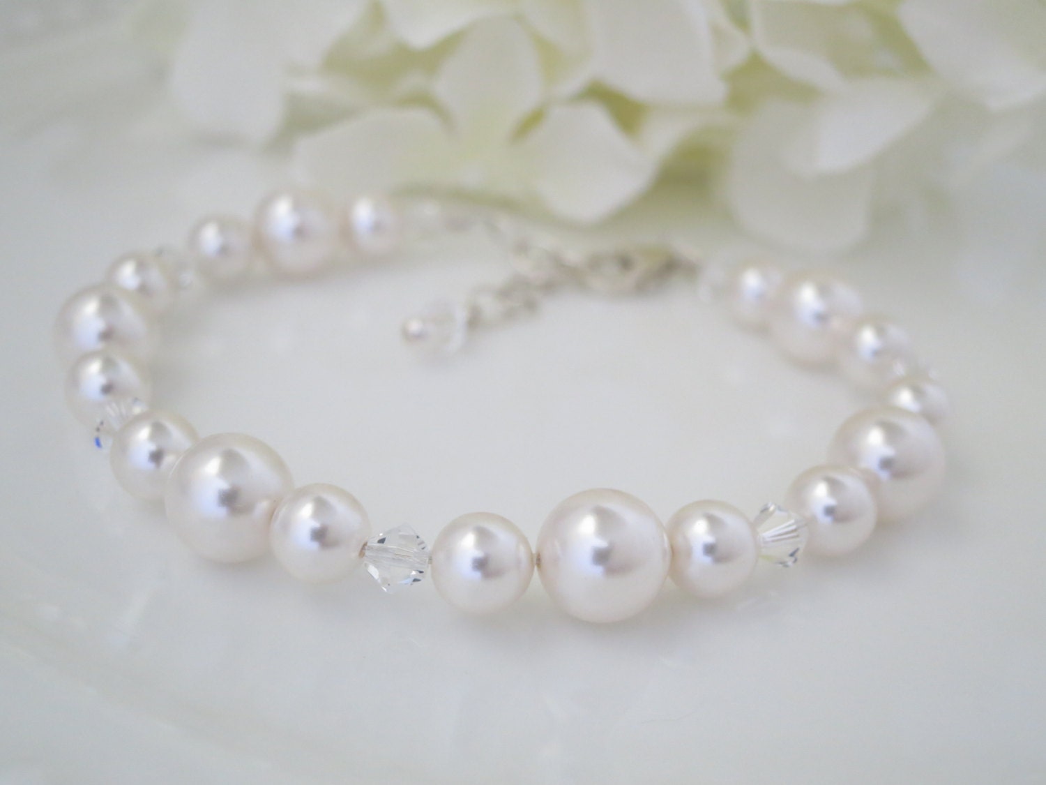 Swarovski crystal and pearl bridal bracelet, Simple pearl wedding bracelet, Bridesmaid bracelet