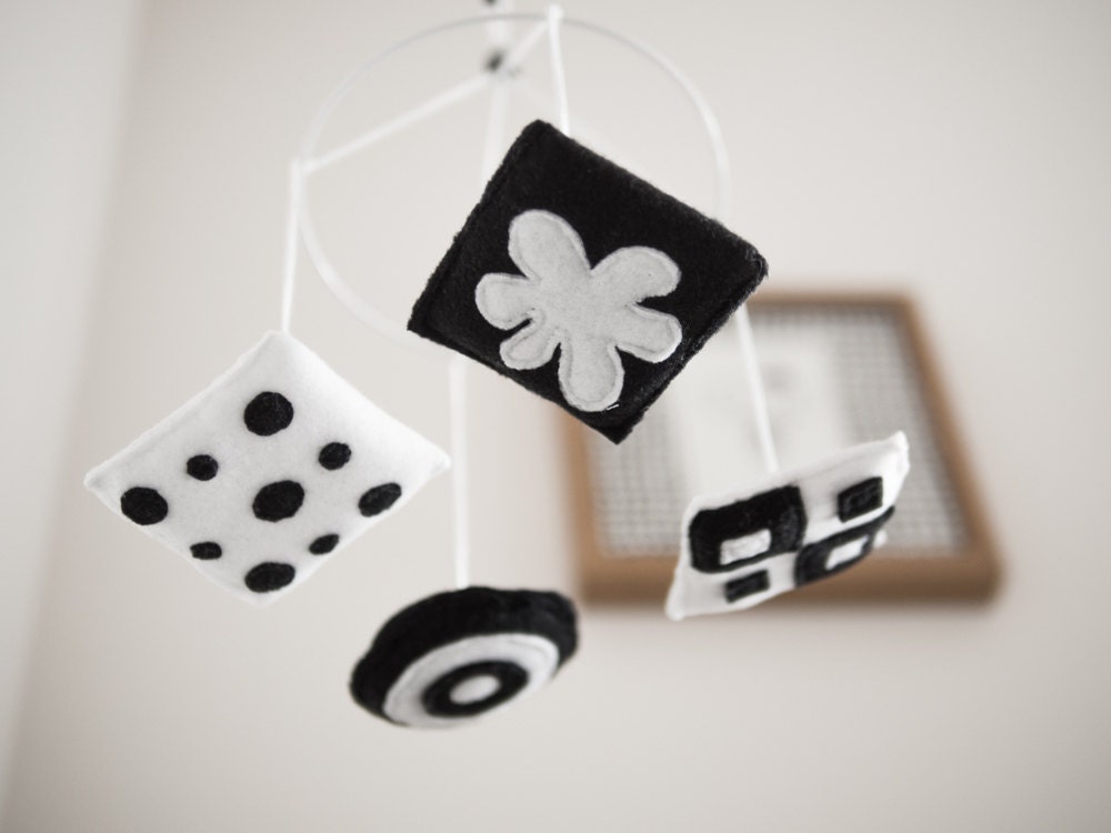 Black and white baby mobile mini