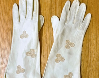 Vintage 1950s White Embroidered Kid Skin Gloves Cream Leather Gloves 4 Button Size 7 Mid Forearm Length Vintage Bride Wedding Rockabilly