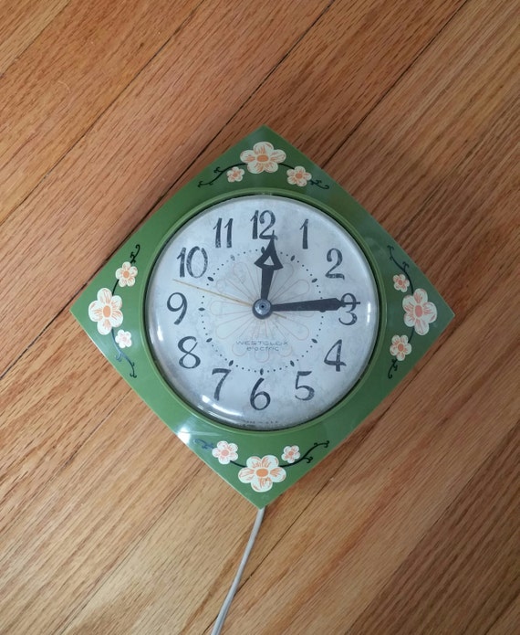 Retro Kitchen Wall Clock Avocado Green by ScarlettSmileVintage