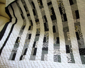 Modern Black and White Quilt / Contemporary Quilt / Lap Quilt / Throw Quilt/ Traditional quilt/ Custom Quilting / Women's Gift Ideas