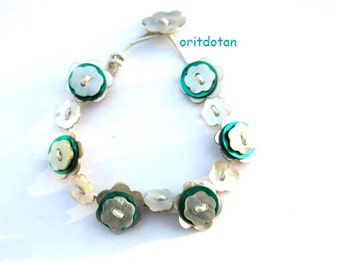 Bracelet made of buttons, button jewelry made of vintage flowers shell buttons