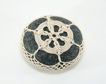 Crochet lace beach stone, natural beige, river rock, wedding decor, beach decor, housewarming gift, bowl element, paperweight, mothers day
