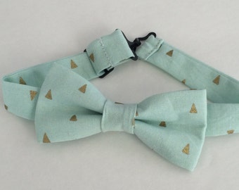 Items similar to Monogrammed Seersucker Mens Bow Tie - Pick your color ...