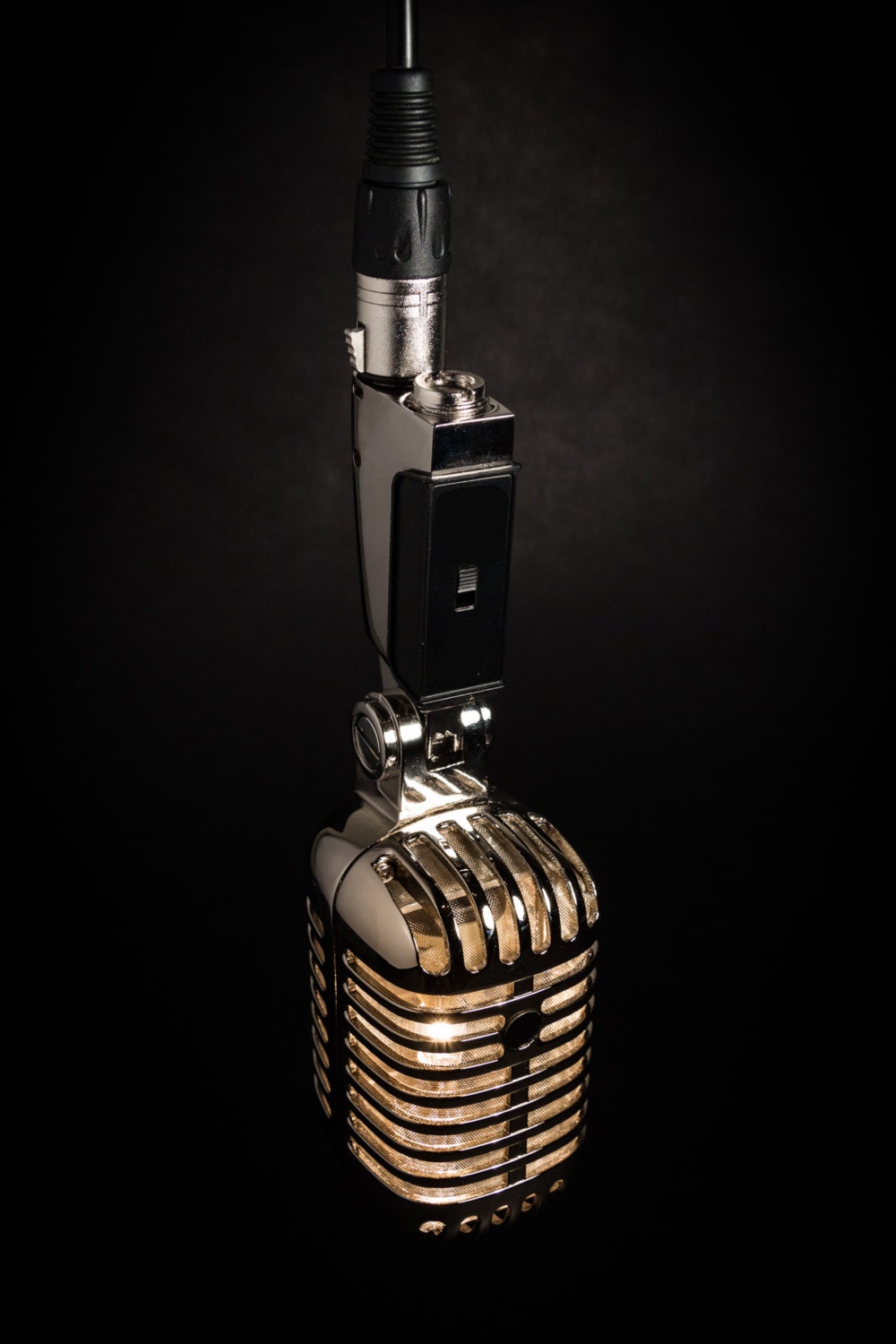 Hangende retro microfoon lamp van microphonemania op etsy Sluiers woonkamer rood