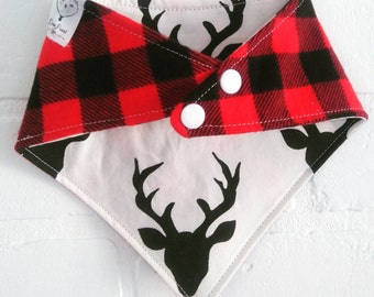 Bavoir bandana Cerfs blanc bavette carreaux rouge chalet noel style bucheron / White stags reversible Bandana bib red plaid christmas bucks