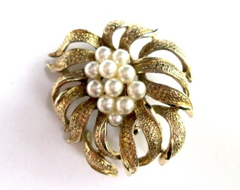 Vintage Brooch Pin Gold Tone Textured Flower with Faux Pearl Cluster Center Flower Floral