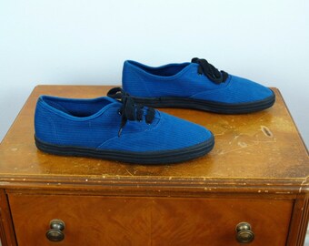 1990s 1980s Vintage Blue and Black Pinstriped Canvas Sneakers / 90s 80s Lace-Up Cobalt Blue Striped Cotton Tennis Shoes / Size 7 US Women's