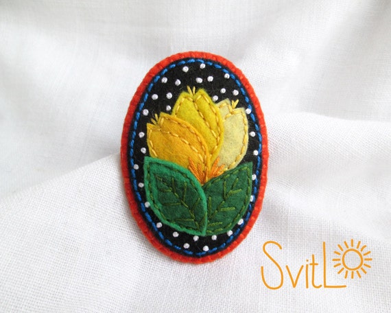 Yellow tulips. Felt brooch. Spring flowers. Easter gift. Gift for her. Gift for Mo. Bouquet of flowers. Hand embroidery. French knot.