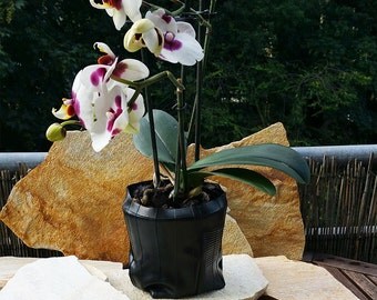 Flower pot, planter of bicycle tubing, bucket