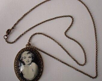 Collier avec pendentif sous verre "Marilyn Monroe" sur support bronze
