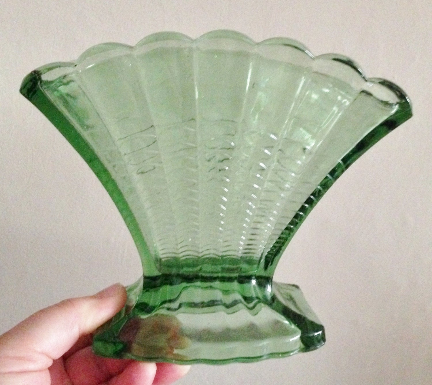 Green fan shaped Art Deco vintage Davidson glass vase PERFECT