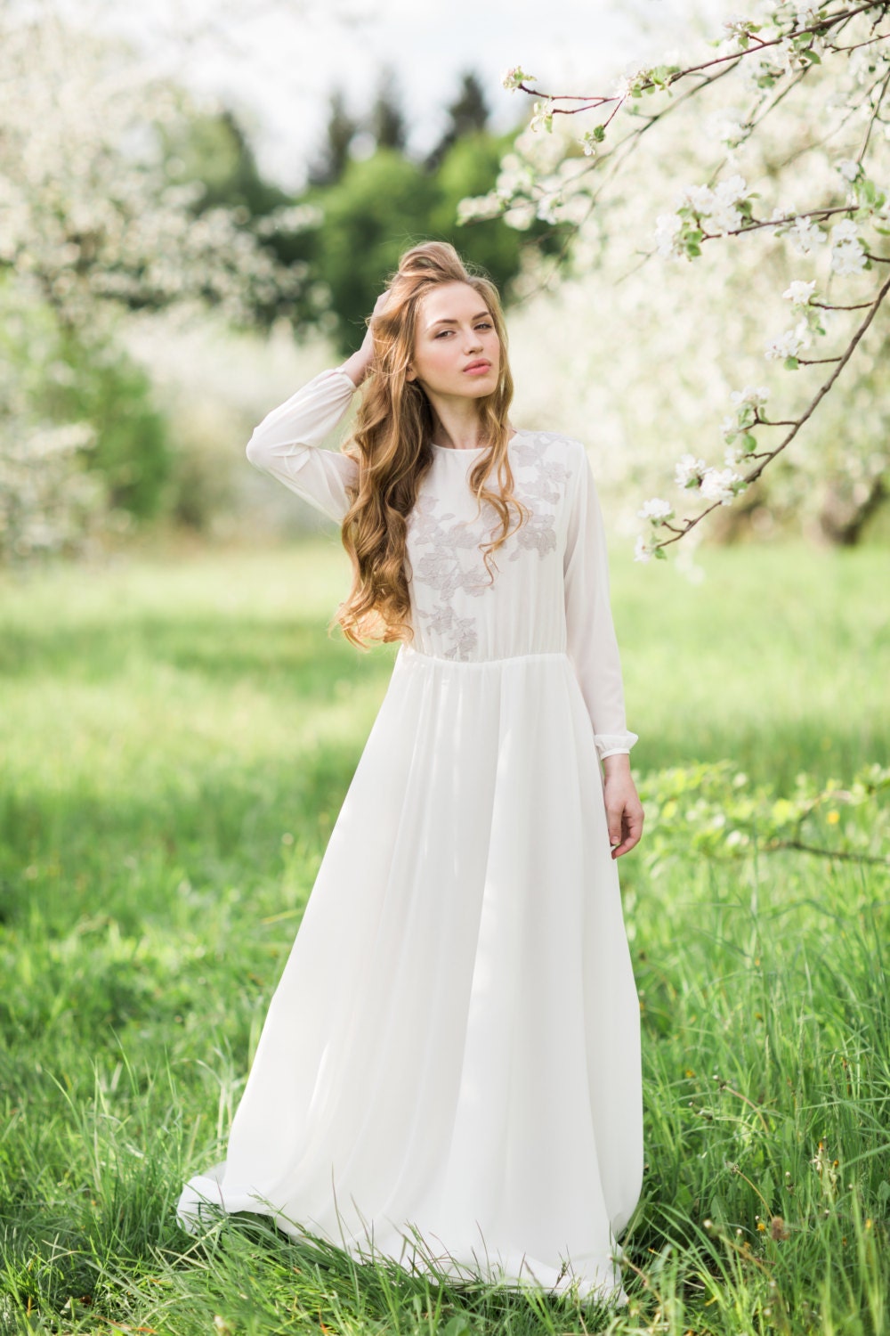 High-necked milk dress with lavender lace decoration