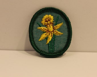 Vintage Daffodil Girl Scout Troop Crest Patch (1) - retired modern merit badge flower